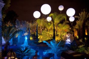 6 ballons lumineux installés dans le jardin du casino la mamounia à marrakech